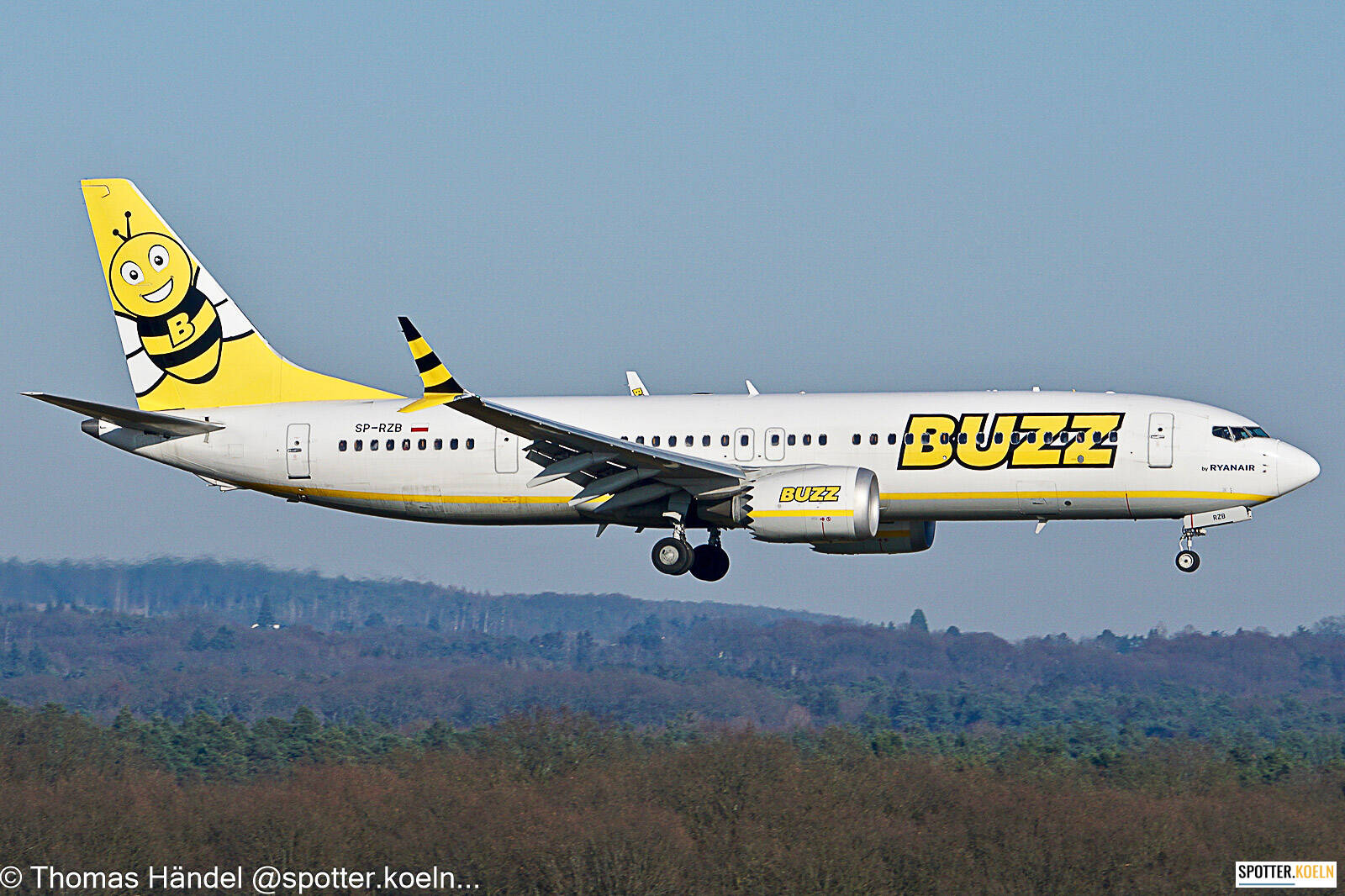BUZZ SP-RZB Boeing B737-8200 
