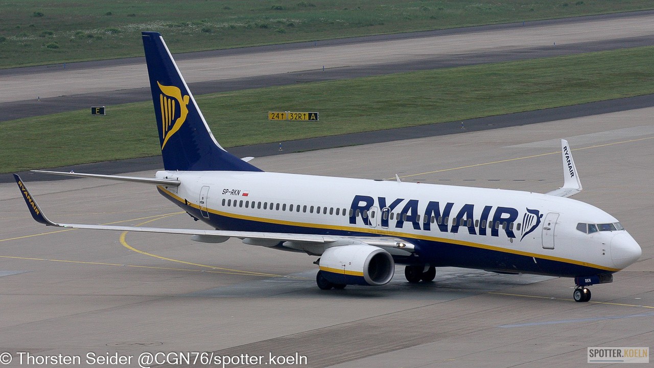 Buzz Ryanair Sun 737-800W SP-RKN