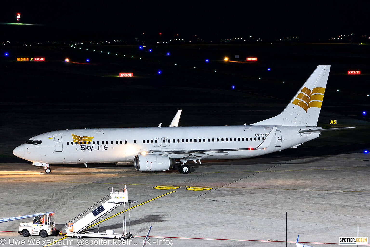 SkyLine UR-SLH B737-8AS