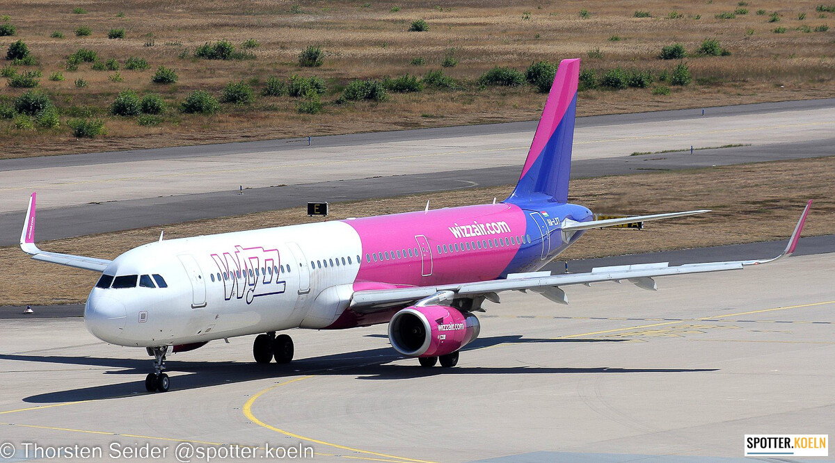 HA-LXT Wizz Air A321-200W 