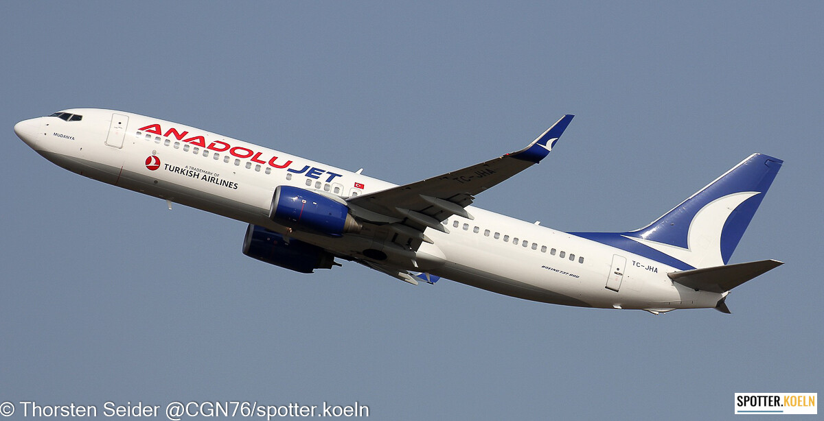 AnadoluJet Boeing B737-800W TC-JHA